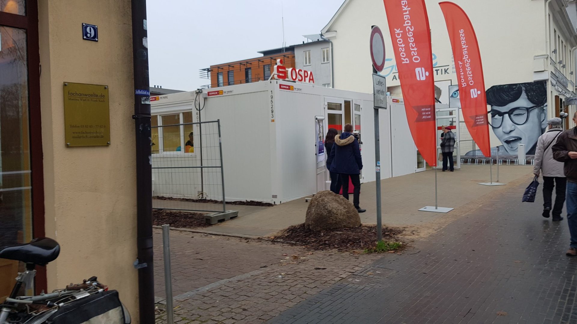 Provisorische OSPA-Filiale im Container