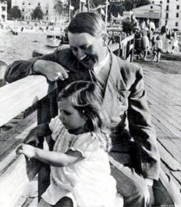 Adolf Hitler mit Helga Goebbels auf der Seebrücke von Heiligendamm