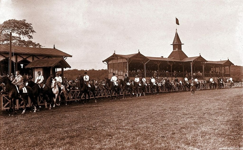 Von 1822 bis 1945 gab es eine feste Rennbahn, die meiste Zeit mit Tribünen.