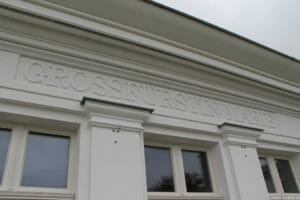 Schriftzug am Giebel des Anbaus „Großfürstin Marie“