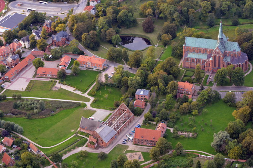 Kloster Doberan mit Münster, Backhausmühle, Kornhaus, Hengstenstall, Marstall, Amtshaus, Forsthaus, Küsterhaus, Möckelhaus und Alte Klostervoggtei