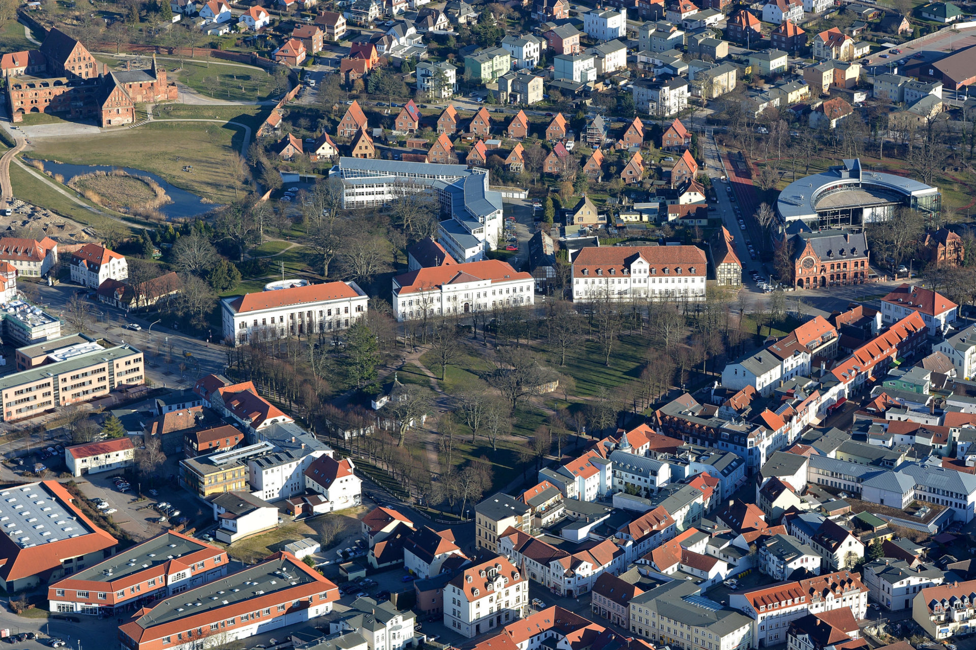Luftbild vom Kamp Bad Doberan mit Weißer Pavillon, Roter Pavillon, Großherzogliches Palais, Salongebäude, Friedrich-Franz-Palais, Gymnasium