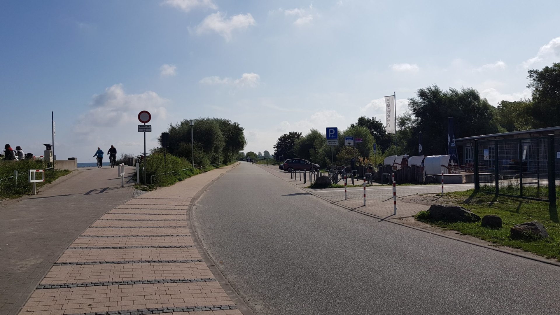Parkplatz an der Seedeichstraße hinter dem Deich in Heiligendamm