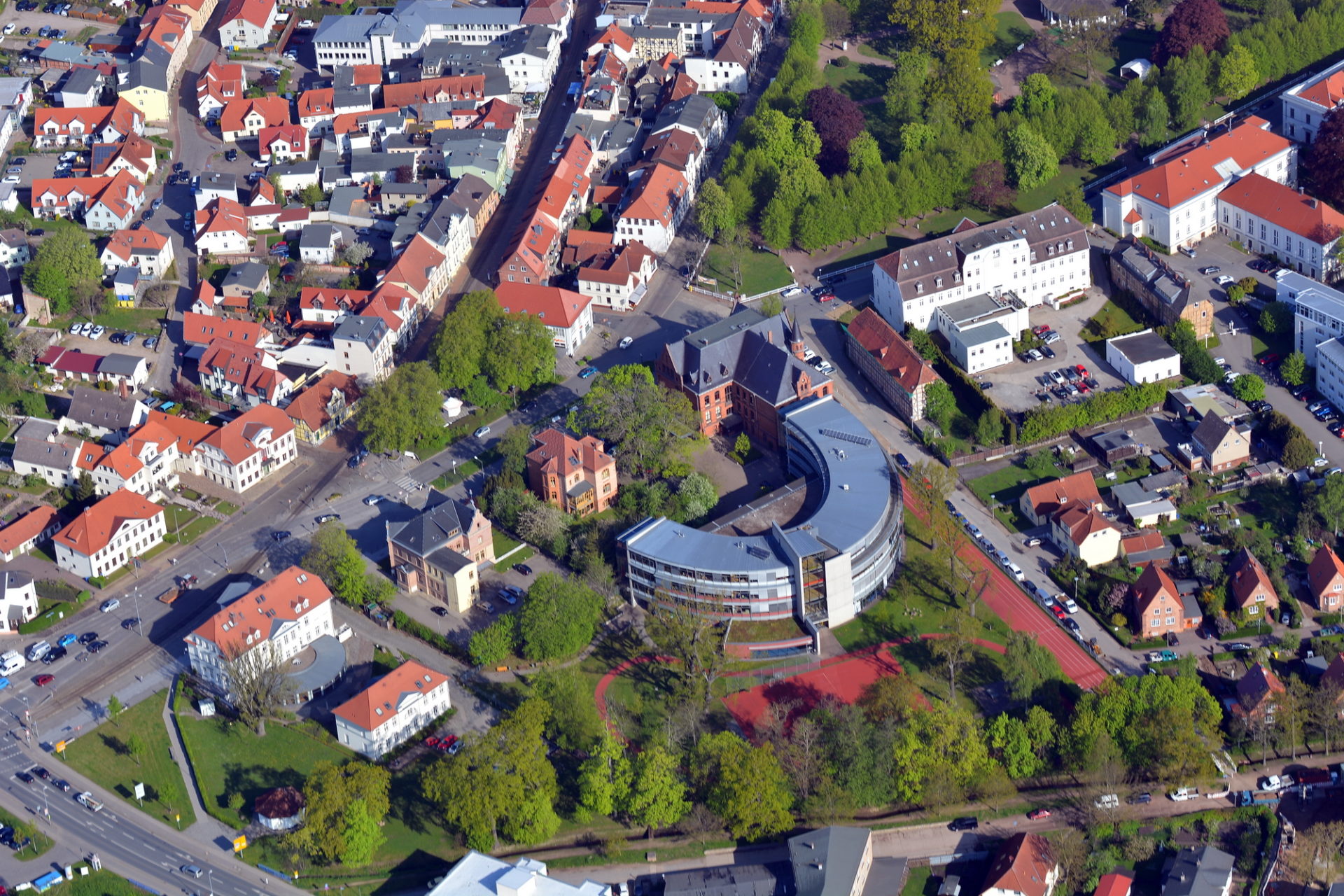 Luftbild vom Alexandrinenplatz Bad Doberan mit Prinzenpalais, Gymnasium und Friedrich-Franz-Palais