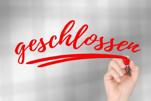 Lippenstift auf Scheibe - geschlossen