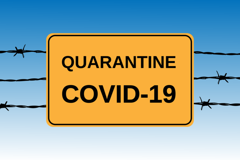 Schild auf Stacheldraht mit Text QUARANTINE COVID-19