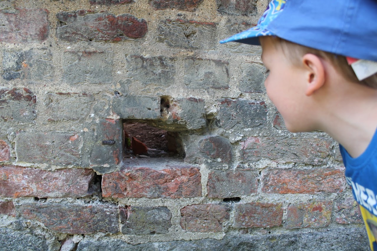 Klostermauer und Kind